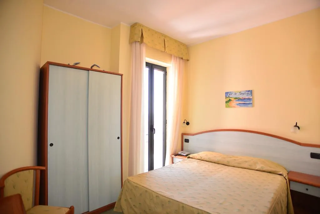 Hotel La Scogliera-1